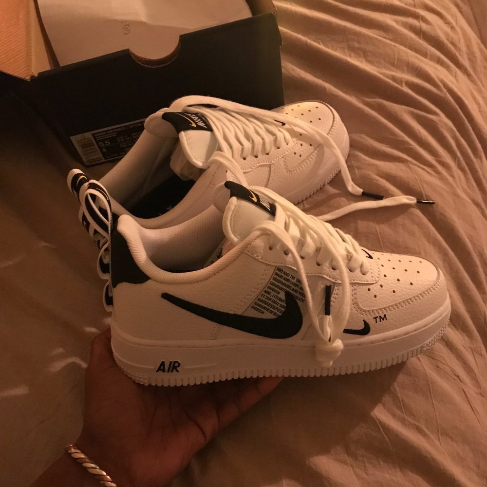 WMNS NIKE AIR FORCE 1' 07 LV8 UTILITY - Picture 4 of 7